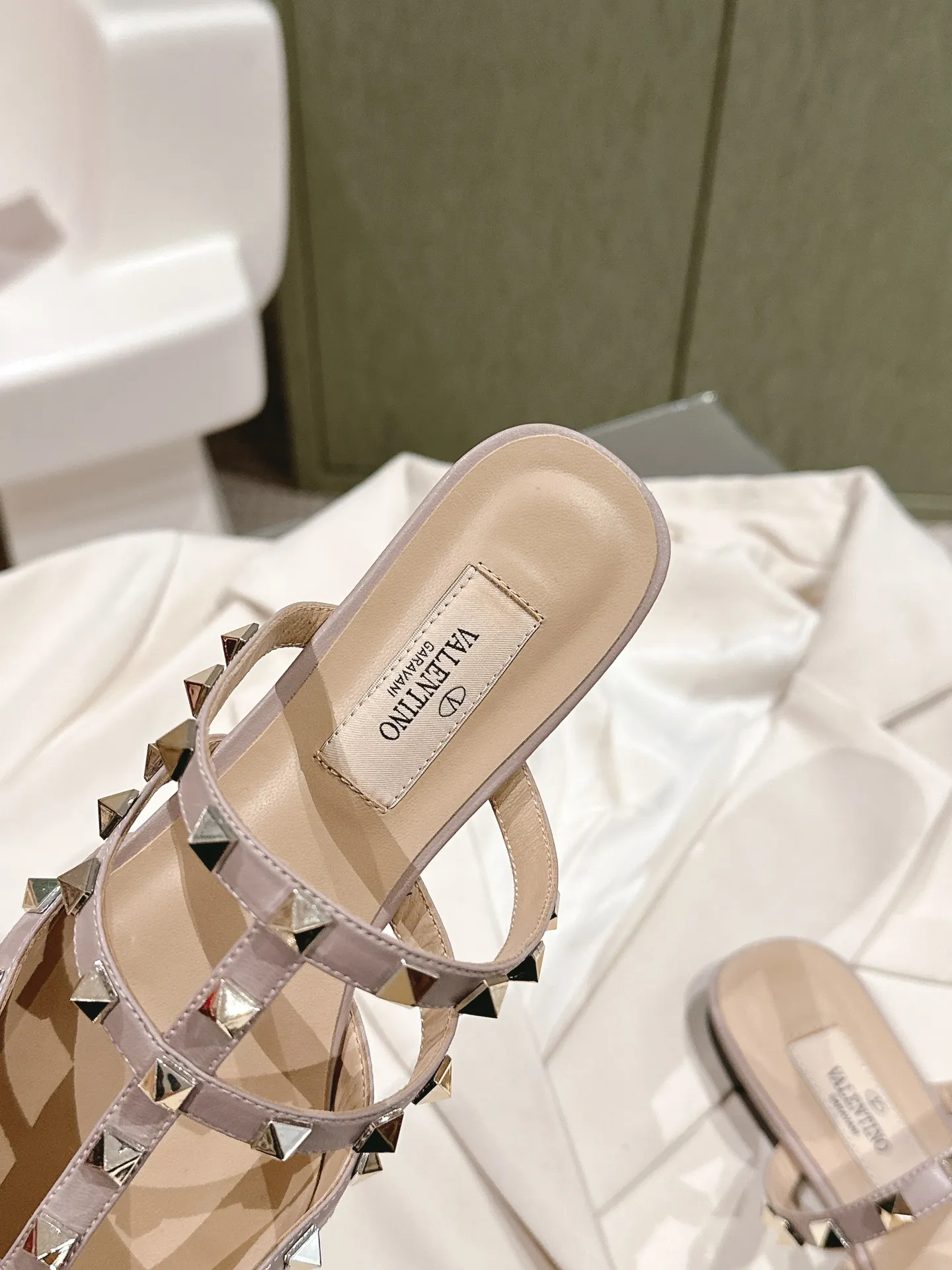 👟👟Ex-factory price 520👟👟 | ²⁰²4 𝐬𝐬 🤍🤎 Versatile series for all seasons! Is your shoe cabinet missing a pair? [Proud] Purchasing agent level! 🔥 The entire VALENTINO series is produced by Taiwan-funded factories! Getting in and out of the counter is stress-free! ROCKSTUD Valentino studded patent leather ballet flats ONE STUD retro craft pyramid large rivet buckle flats/high heels Smooth shoe lines and awesome version Comfortable upper foot. Increases height. Looks slimmer. Elongates leg lines. Imported mirrored calfskin/cow patent leather/high-density silk material Lambskin lining Italian high-density leather outsole Size35-39 (40/41/42 can be customized) Heel height: flat/4.5cm/ Counter synchronized gift box 💝 packaging!